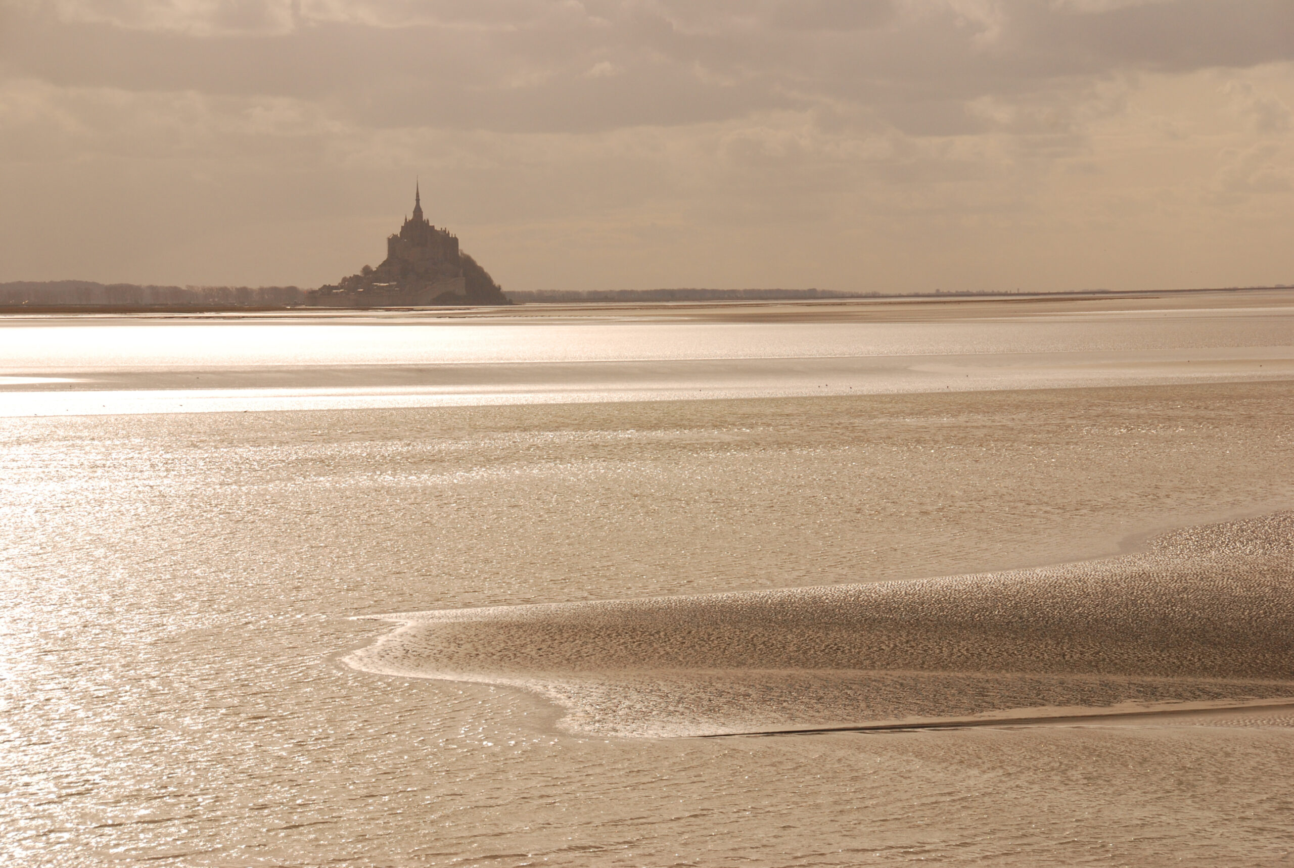 Le Mont Saint-Michel : Histoire et architecture de la merveille de l’Occident